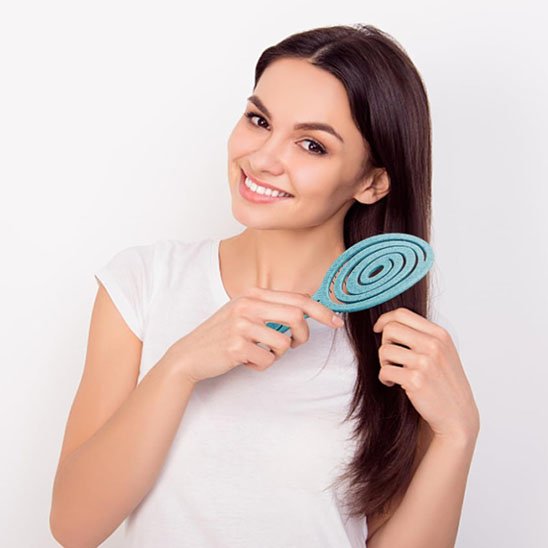 brosse-à-cheveux-démêlante-turquoise-cheveux-longs-soin-doux-brillance-routine-coiffage-facile