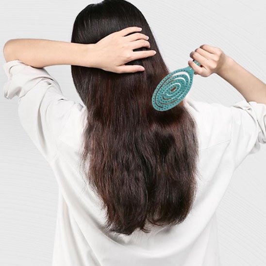 brosse-à-cheveux-demelante-vert-Femme-cheveux-longs-style-soin-capillaire-pratique-efficace