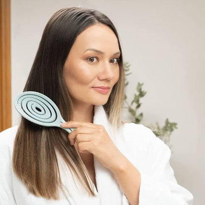 brosse-à-cheveux-demelante-vert-femme-cheveux-longs-style-soin-capillaire-elegant-pratique