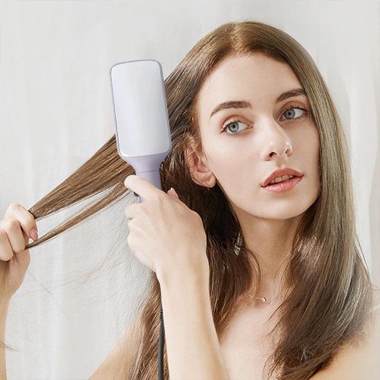 brosse-à-cheveux-femme-cheveux-longs-lissage-soin-capillaire-style-elegant-soigne-beaute