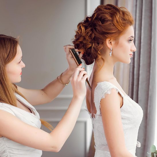 brosse-a-cheveux-poil-de-sanglier-coiffant-chignon-elegant-dans-preparation-coiffure-mariage-interieur