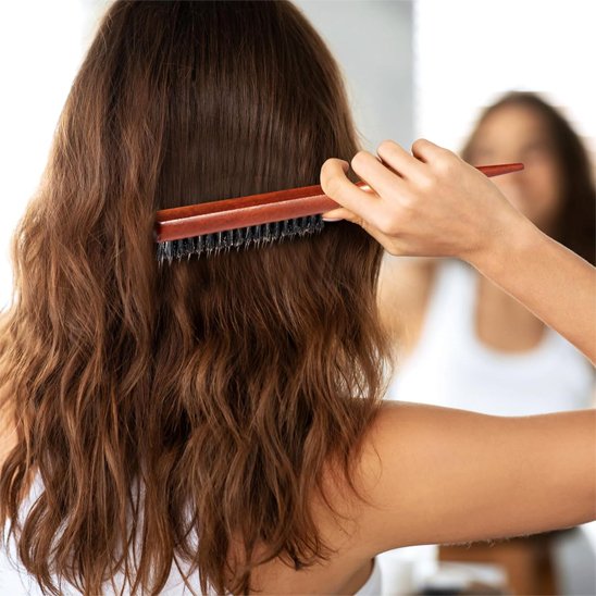 brosse-à-cheveux-poil-de-sanglier-coiffant-longue-chevelure-brune-ondulee-interieur