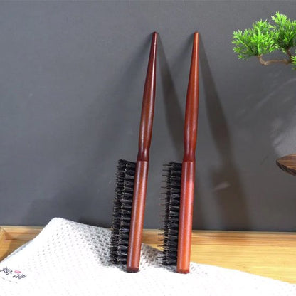 brosse-a-cheveux-poil-de-sanglier-debout-sur-tissu-clair-devant-mur