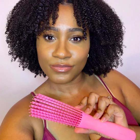 Brosse à cheveux rose femme cheveux boucles