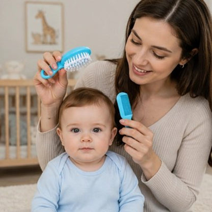 Brosse cheveux bébé bleue et peigne assorti tenus par une maman pour coiffer son enfant