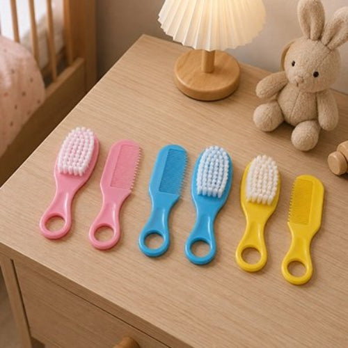 Brosse cheveux bébé et peignes roses bleus et jaunes sur une commode en bois