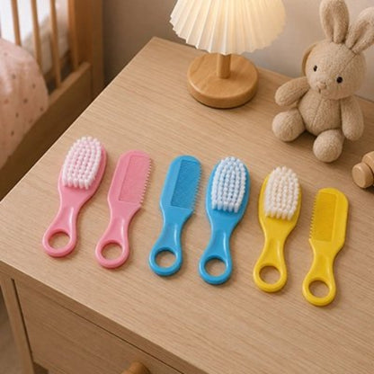 Brosse cheveux bébé et peignes roses bleus et jaunes sur une commode en bois