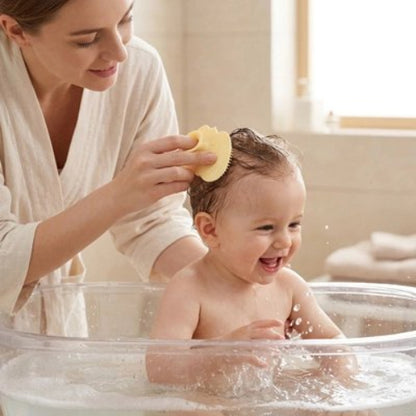 Brosse cheveux bébé jaune utilisee par une maman sur les cheveux mouilles de son enfant souriant au bain
