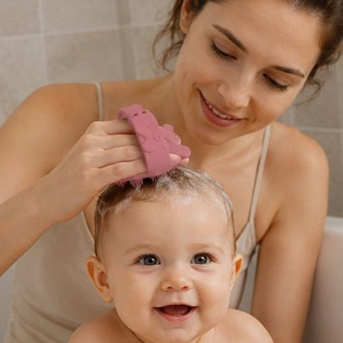 Brosse cheveux bébé rose pour lavage doux des cheveux