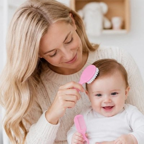 Brosse cheveux bébé rose utilisee par une maman sur les cheveux de son bebe souriant