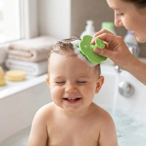 Brosse cheveux bébé verte utilisee sur les cheveux mouilles pendant le bain