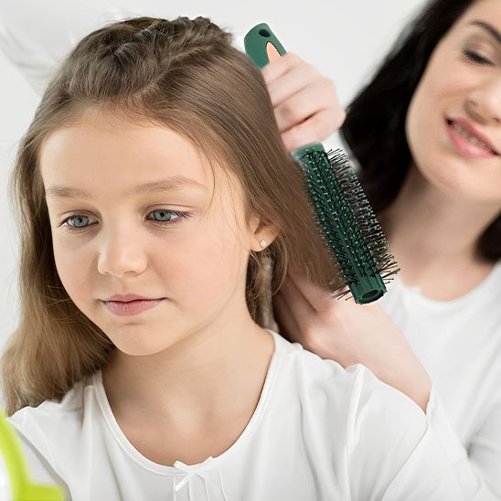 brosse-cheveux-bouclés-enfant-soin-capillaire-demelage-doux-anti-frisottis-ergonomique-pratique