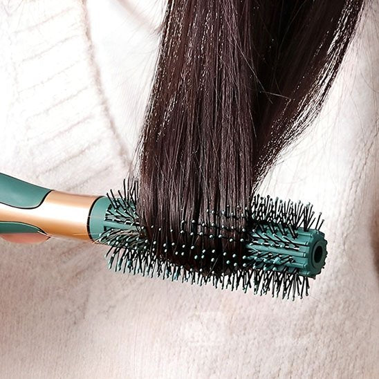 brosse-cheveux-bouclés-ronde-styling-demelage-doux-volume-soin-capillaire-anti-frisottis-pratique