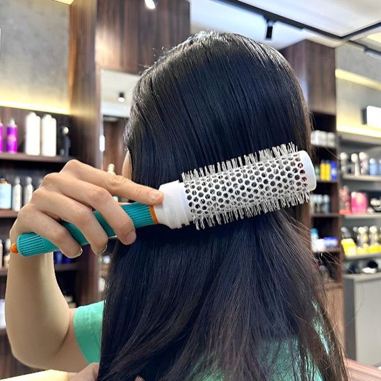 brosse-cheveux-boucles-ronde-coiffure-volume-styling-salon-soin-capillaire-anti-frisottis