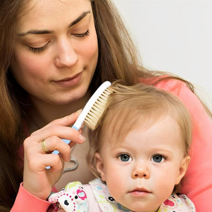 Brosse cheveux pour bébé a manche bleu utilisee par une femme pour brosser les cheveux d un enfant