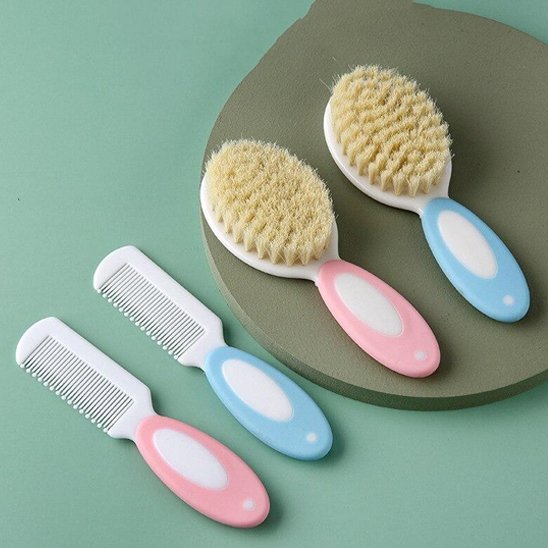 Brosse cheveux pour bébé deux brosses et deux peignes roses et bleus sur fond vert
