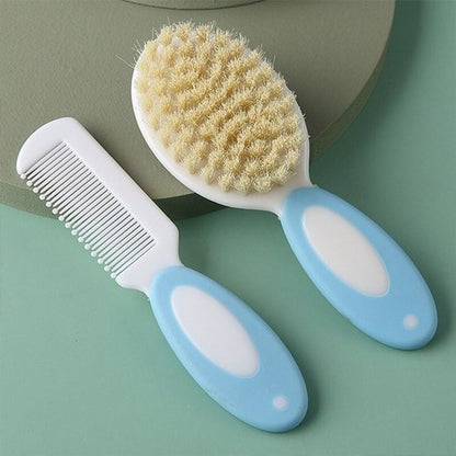 Brosse cheveux pour bébé et peigne assorti avec manches bleus et blancs sur fond vert