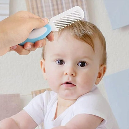 Brosse cheveux pour bébé assorti a manche bleu utilise pour coiffer un enfant