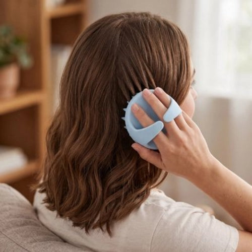 Brosse massage cuir chevelu​ bleu femme brosse ses cheveux une seance de detente