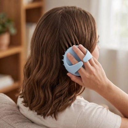 Brosse massage cuir chevelu​ bleu femme brosse ses cheveux une seance de detente