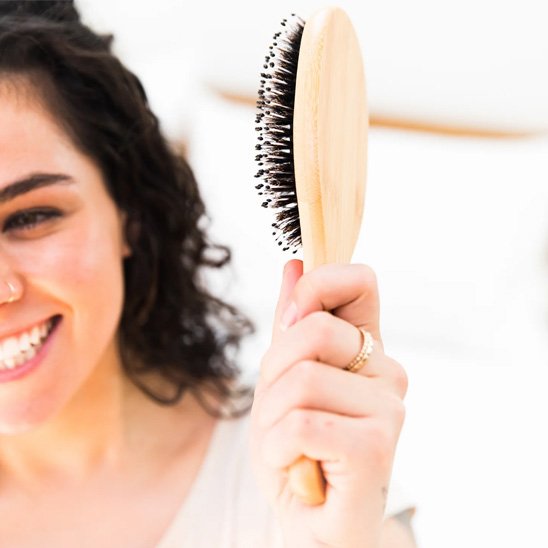 brosse-poil-de-sanglier-bois-naturel-coiffure-soin-capillaire-qualite-cheveux-longs