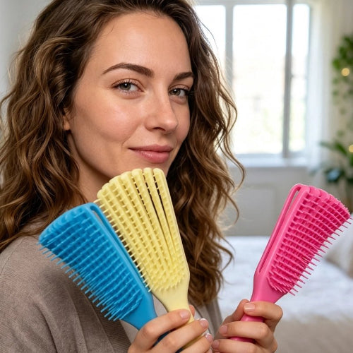 Brosse pour cheveux bouclés en bleu jaune et rose presentee par une femme aux cheveux boucles