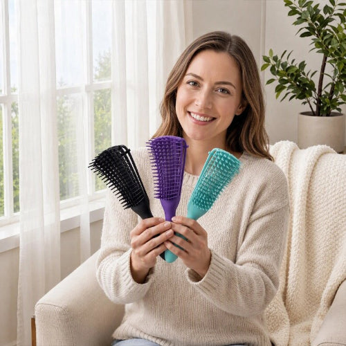 Brosse cheveux boucles noire violette et turquoise presentees par une femme