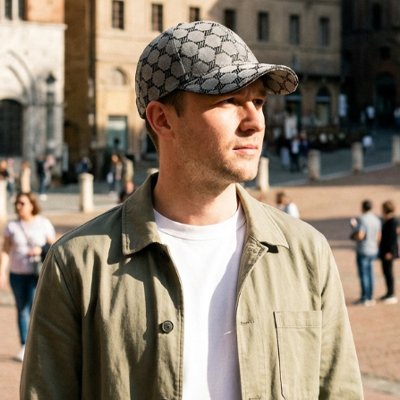casquette-homme-personne-debout-ville-soleil-batiments-foule-jacket-style-urbain