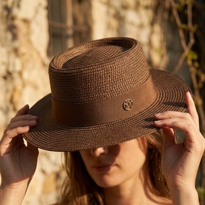 chapeau-de-paille-brun-bord-large-bande-style-ete-soleil-mode-detente