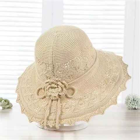 chapeau-femme-été--beige-crochet-large-bord-fleur-decorative-style-naturel-raffine