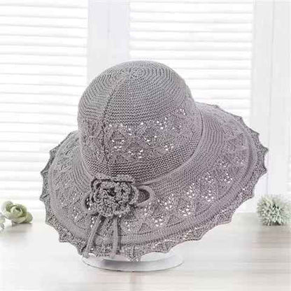 chapeau-femme-été-gris-crochet-large-bord-fleur-decorative-style-elegant-raffine