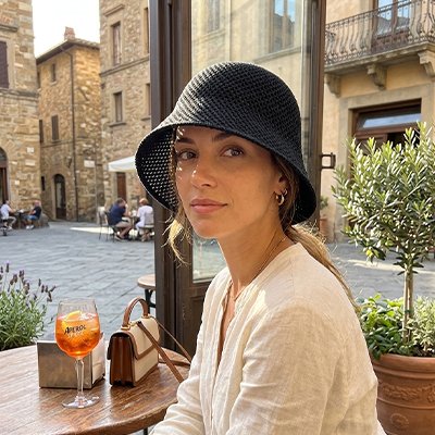 chapeau-femme-noir-femme-style-ete-terrasse-voyage-spritz-paille-elegance-detente-soleil