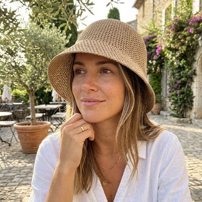 chapeau-femme-style-voyage-terrasse-soleil-paille-naturel-look-detendu-elegant