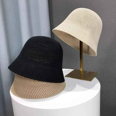 chapeaux-femme-paille-noir-beige-presentoir-minimaliste-mode-ete-elegance-texture-style
