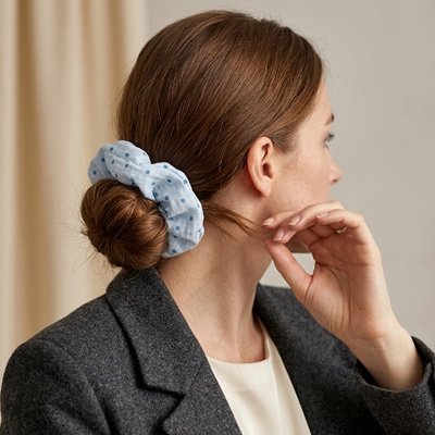 chouchou-cheveux-bleu-pois-coiffure-femme-elastique-style-mode-doux-chic