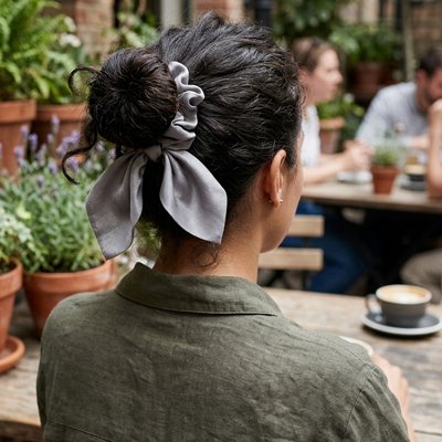 chouchou-cheveux-femme-gris-noeud-chignon-femme-style-naturel-moment-detente-cafe