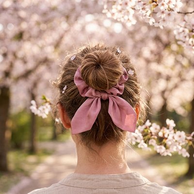 chouchou-cheveux-femme-ruban-rose-chignon-femme-style-romantique-promenade-cerisiers