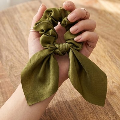 chouchou-cheveux-femme-satine-olive-rubans-femme-style-elegant-tenue-main-bois