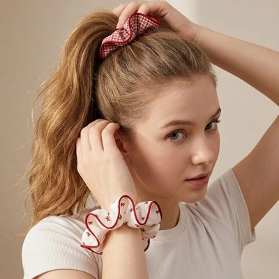 chouchou-cheveux-rouge-pois-carreaux-accessoire-coiffure-femme-style-doux