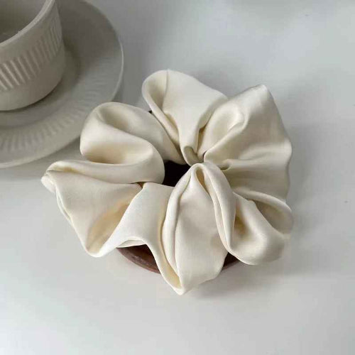 Chouchou cheveux soie beige ivoire satin doux fond blanc