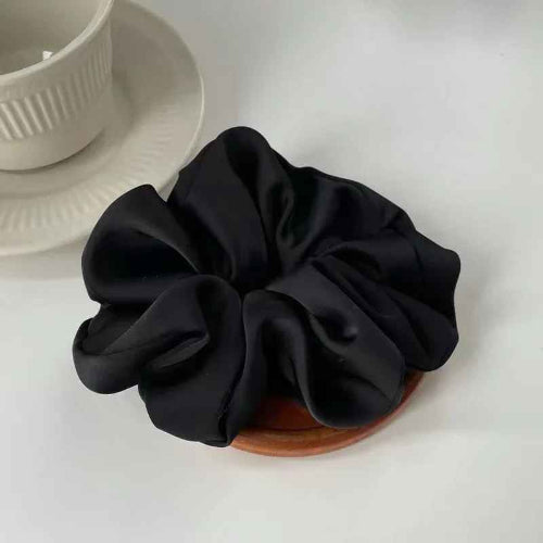 Chouchou cheveux soie noir satin volumineux fond blanc