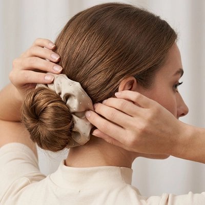 chouchou-pour-cheveux-beige-points-femme-chignon-bas-style-doux-tenue-claire