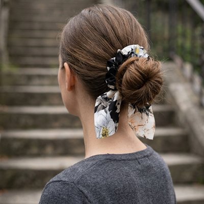chouchou-pour-cheveux-motif-floral-chignon-femme-style-naturel-escalier-pierre