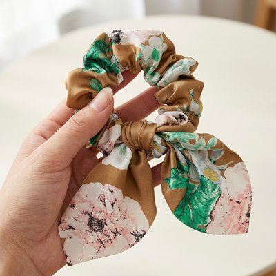 chouchou-pour-cheveux-motif-floral-satine-rubans-femme-style-elegant-tenue-main