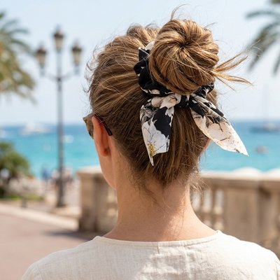 chouchou-pour-cheveux-ruban-floral-noir-blanc-chignon-femme-style-estival-bord-de-mer