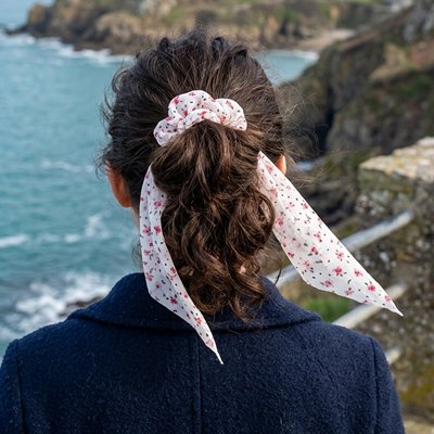 chouchou-pour-les-cheveux-blanc-fleuri-femme-cheveux-attaches-style-elegant-soigne-exterieur-mer