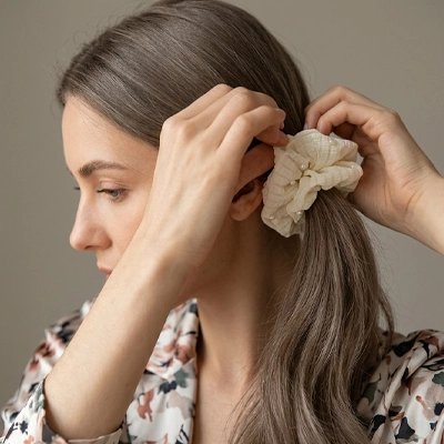chouchou-pour-les-cheveux-blanc-perle-coiffure-femme-elastique-style-queue-mode-doux