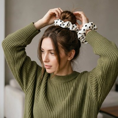 chouchou-pour-les-cheveux-blanc-pois-noirs-femme-chignon-style-doux-pull-olive