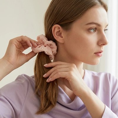 chouchou-pour-les-cheveux-rose-perle-coiffure-femme-elastique-style-queue-mode-doux