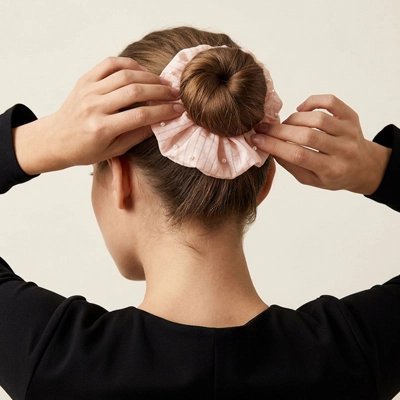 chouchou-pour-les-cheveux-rose-pois-coiffure-femme-elastique-style-chignon-mode-doux